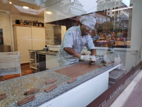 Démonstration des mil ojas dans une chocolaterie de Bariloche en Argentine