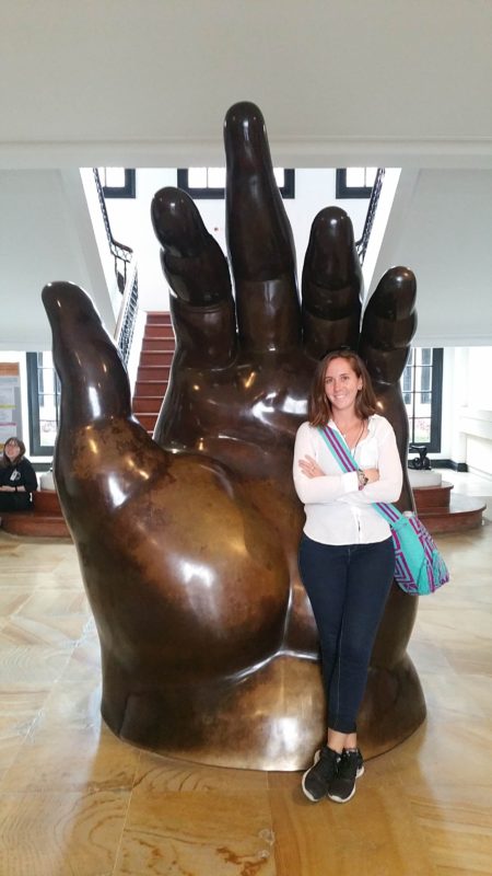 Statue d'une grande main à l'entrée du musée Botero