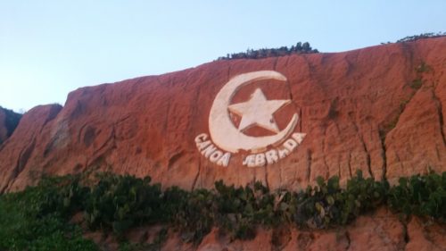 Symbole de Canoa Quebrada sur une falaise