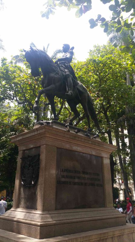 Statue de Simon Bolivar sur un cheval