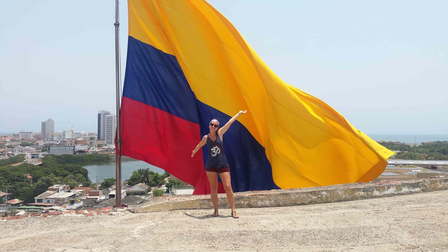 Devant un très grand drapeau de la Colombie