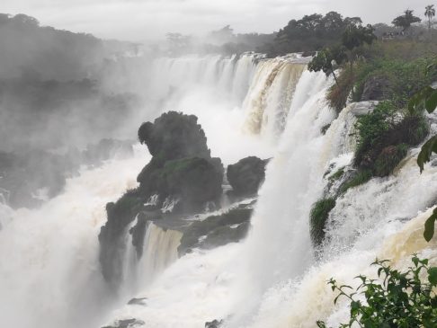 Série de cascades du Cicruito superior des chutes d'iguazu argentines en Amérique du sud