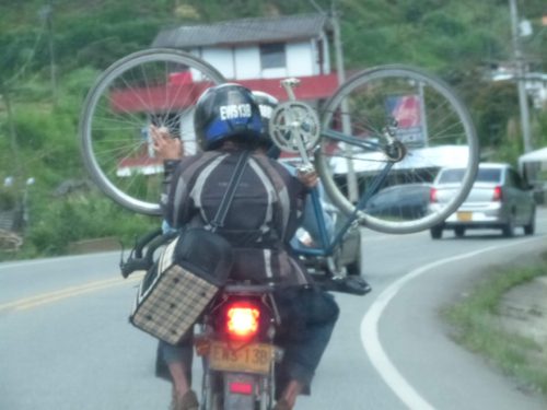 Vélo transporté sur une moto