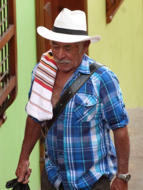 Homme agé portant un chapeau traditionnel blanc