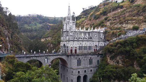 Vue sur la cathédrale de Las Lajas et le pont au dessus de la rivière
