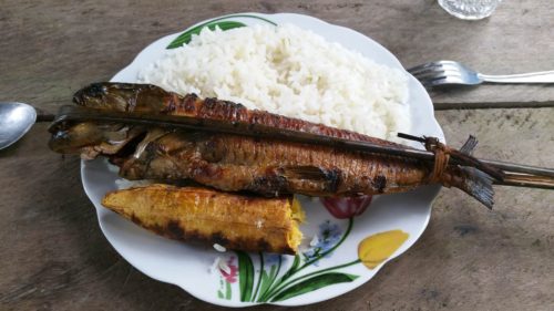 Poisson frit avec du riz et une banane plantain