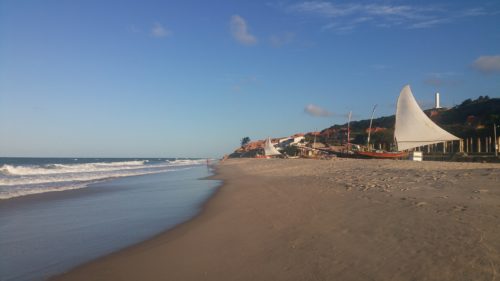Bateau à voile latine sur le plage de Morro Branco