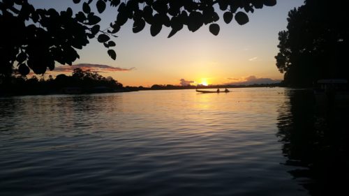 Bateau sur le fleuve au coucher de soleil