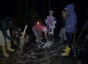 Groupe préparant le feu de bois