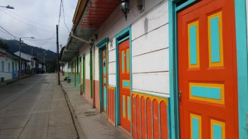 Rue et portes colorées