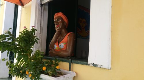 Statue d'une femme à une fenêtre