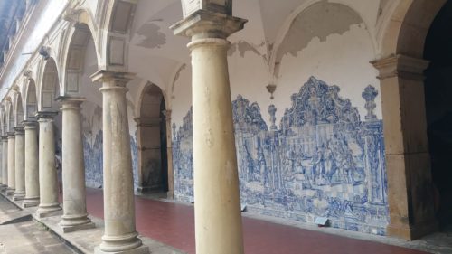 Colonnes et azulejos au mur