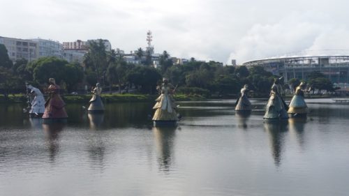 Statues de métal sur une lac