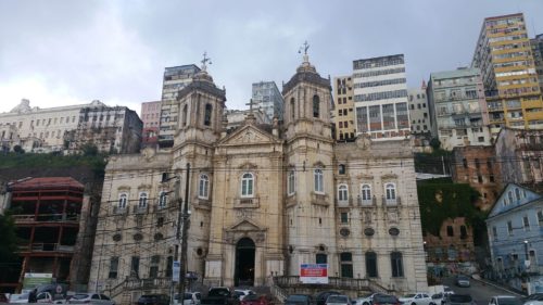 Église entourée d'immeubles