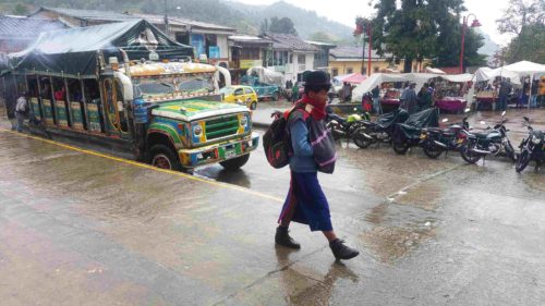 Homme en habit traditionnel marchant sous la pluie