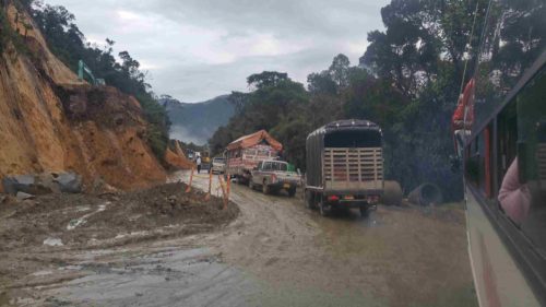 Camions arrêtés sur une route de montagne boueuse