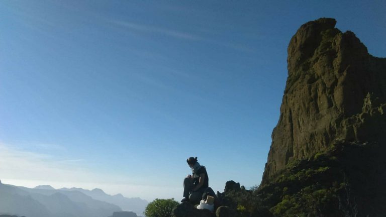 En haut d'un point de vue de randonnée à Tejeda